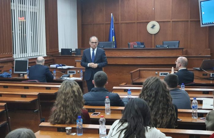 Rektori i UT, ligjerata për “Reformën në Drejtësi”, para studentëvë të Juridikut në Prishtinë