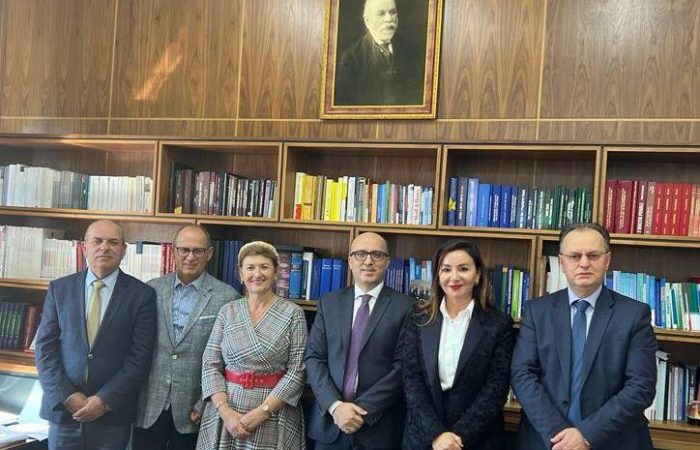 Rektori i Universitetit të Tiranës Prof. Dr. Artan HOXHA, zhvilloi një takim pune me Rektorët e IAL-ve Publike dhe me Inspektorin e Lartë të Drejtësisë z. Artur Metani.