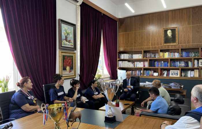 Rektori i UT, Prof. Dr. Artan Hoxha, zhvilloi një takim me stafin akademik të Departamentit te Edukimit Fizik dhe Sporteve Universitare në UT, për të diskutuar rreth planeve për katër vjeçarin e ardhshëm.