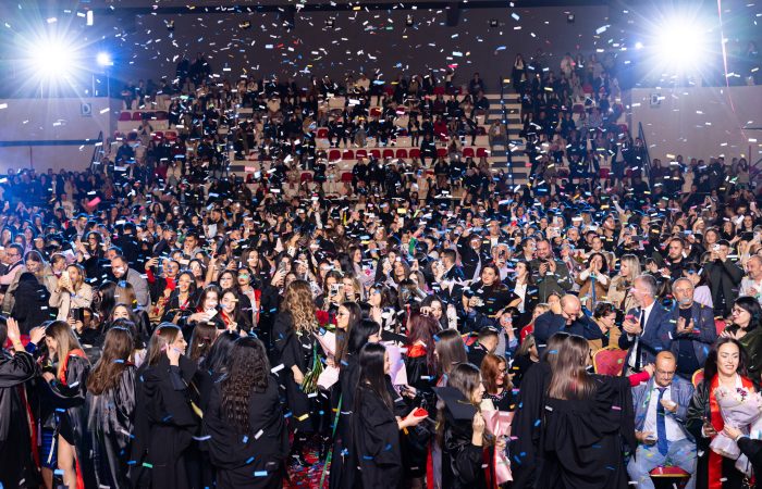 Diplomohen 799 studentë të Fakultetit të Shkencave Sociale!