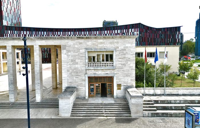 Njoftim për 1(një) vend pune për personel ndihmësakademik me karakter administrativ në Rektoratin e Universitetit të Tiranës