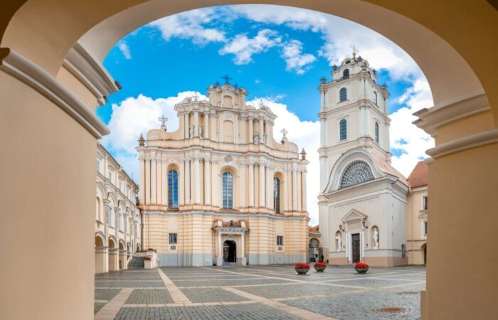 Hapet thirrja për aplikime për studentët e Universitetit të Tiranës në Universitetin Vilnius, në Lituani, në kuadër të Programit Erasmus +, për semestrin e dytë të vitit akademik 2025-2026.